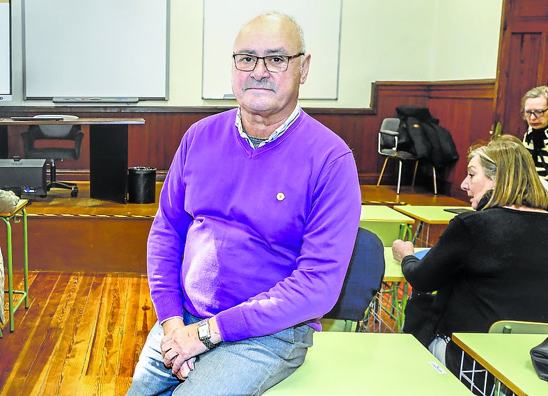 José Antonio en una de las aulas del centro asociado de Vitoria.