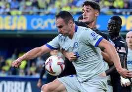 Kike García intenta proteger el balón en el partido de la pasada jornada contra el Villarreal en La Cerámica.