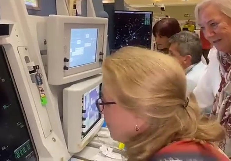 Maite dialoga con su hijo piloto desde tierra, en el día de su jubilación.