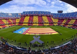 Imagen de las gradas y el terreno de juego en el momento del homenaje.