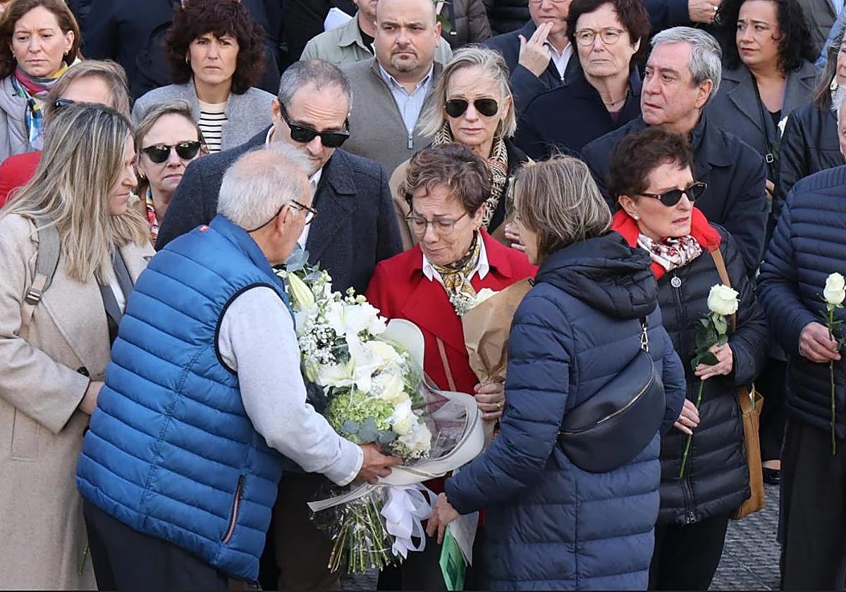 Imagen principal - Placa en memoria de Santi Oleaga en San Sebastián: «Nunca debió suceder esta gran injusticia»