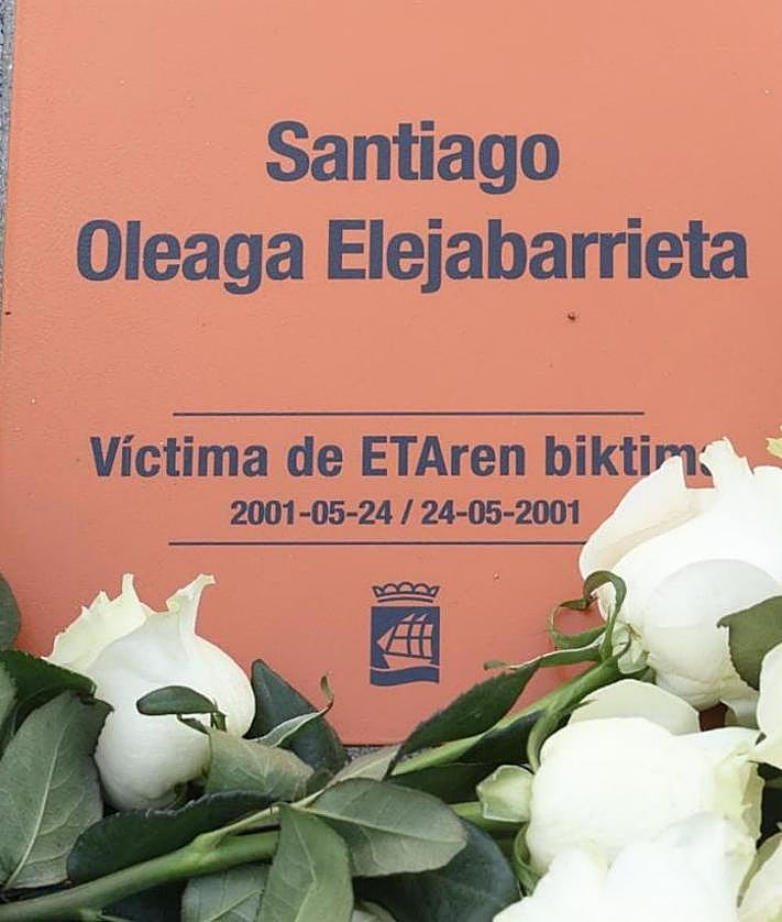 Imagen secundaria 2 - Placa en memoria de Santi Oleaga en San Sebastián: «Nunca debió suceder esta gran injusticia»