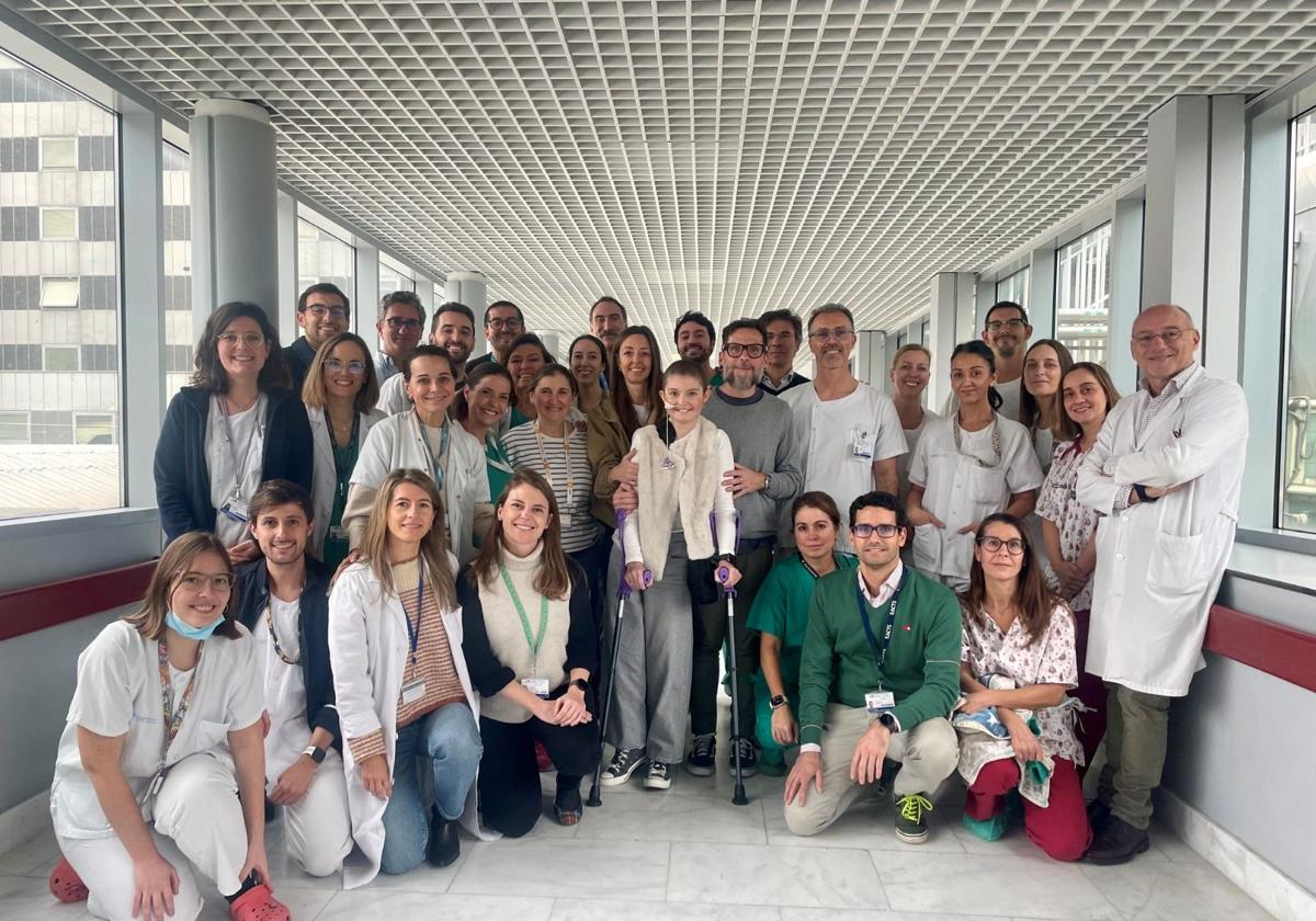 Marieta en el centro con sus padres, junto al equipo de La Paz que intervino en la operación.