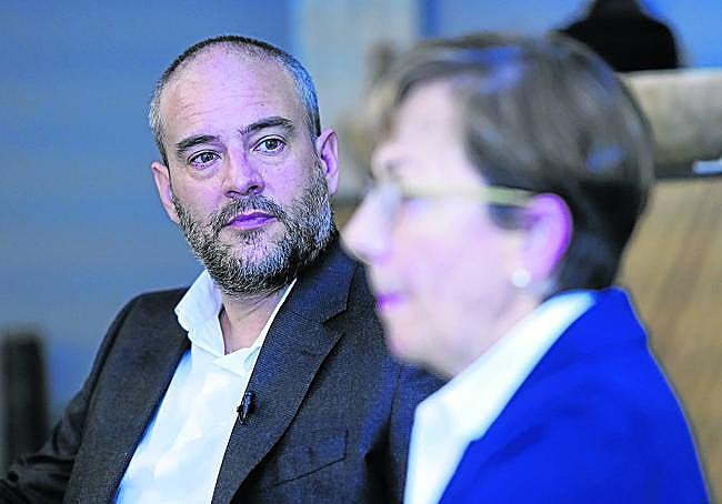 Jon, emocionado, escucha atento las palabras de su madre.