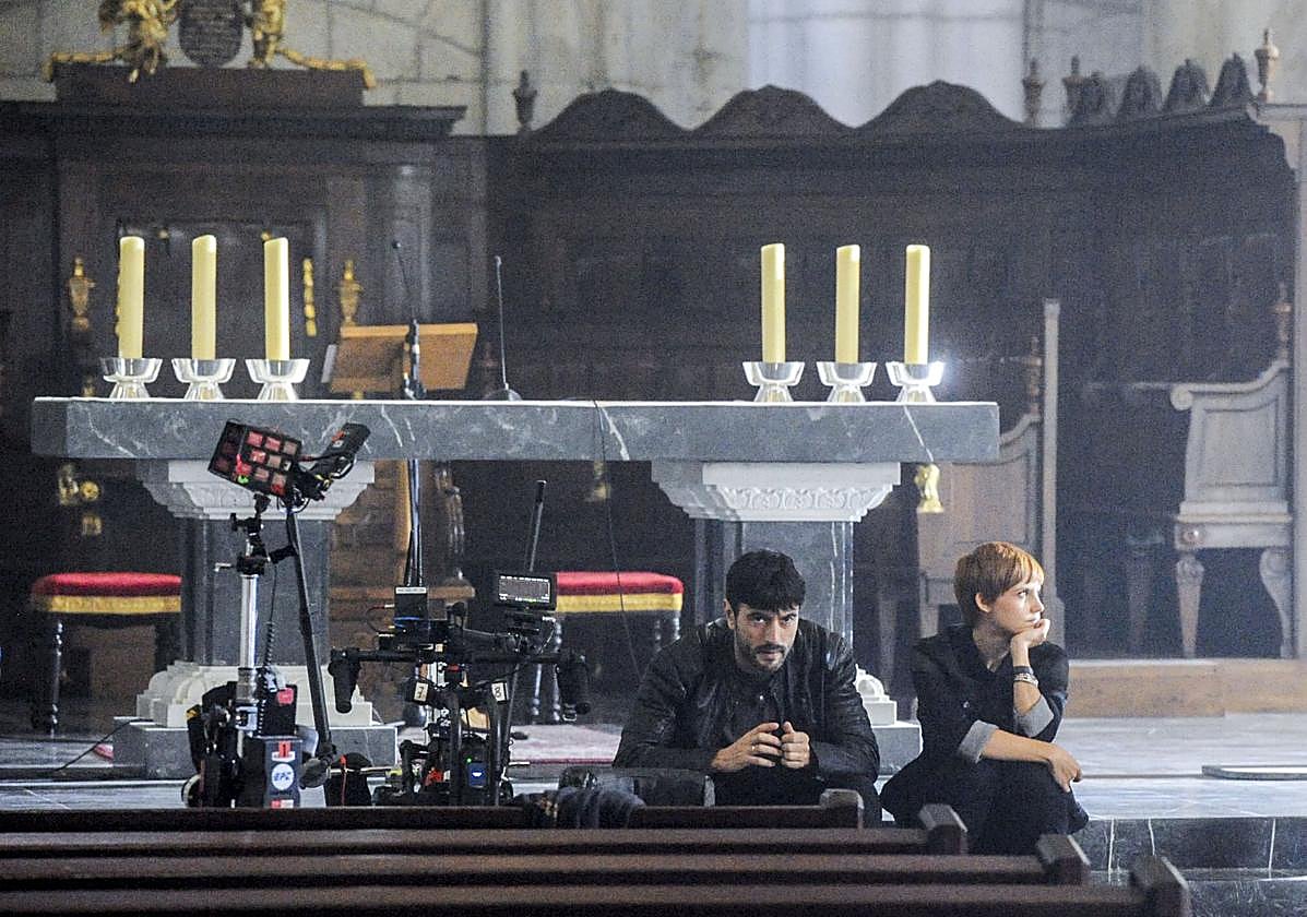 Javier Rey y Aura Garrido, en un descanso del rodaje de 'El silencio de la Ciudad Blanca' en la Catedral Vieja.