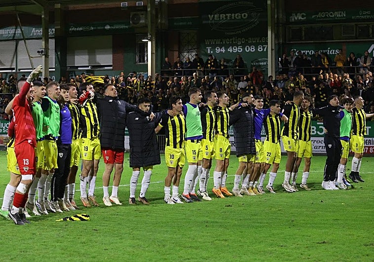 Los jugadores del Barakaldo celebran la victoria.
