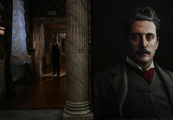 Retrato de Giacomo Puccini en el museo de La Scala de Milán, dentro de una exposición por el centenario de su muerte.