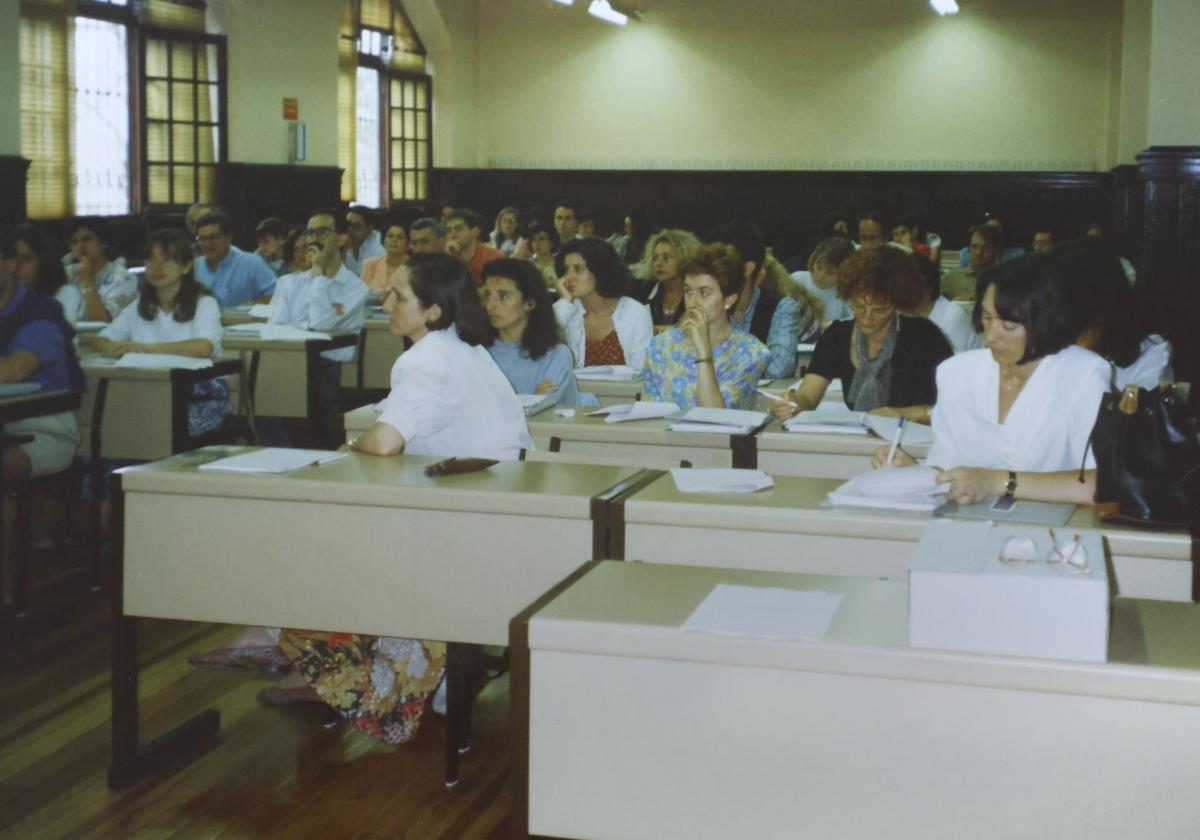 Estudiantes en una de las aulas del centro asociado de la UNED en Vitoria, en el seminario, a principios de los años 90.