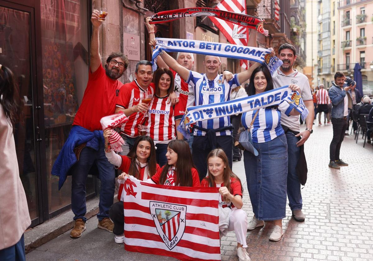 Las aficiones de ambos equipos se han dejado ver desde la mañana en las calles de Bilbao.