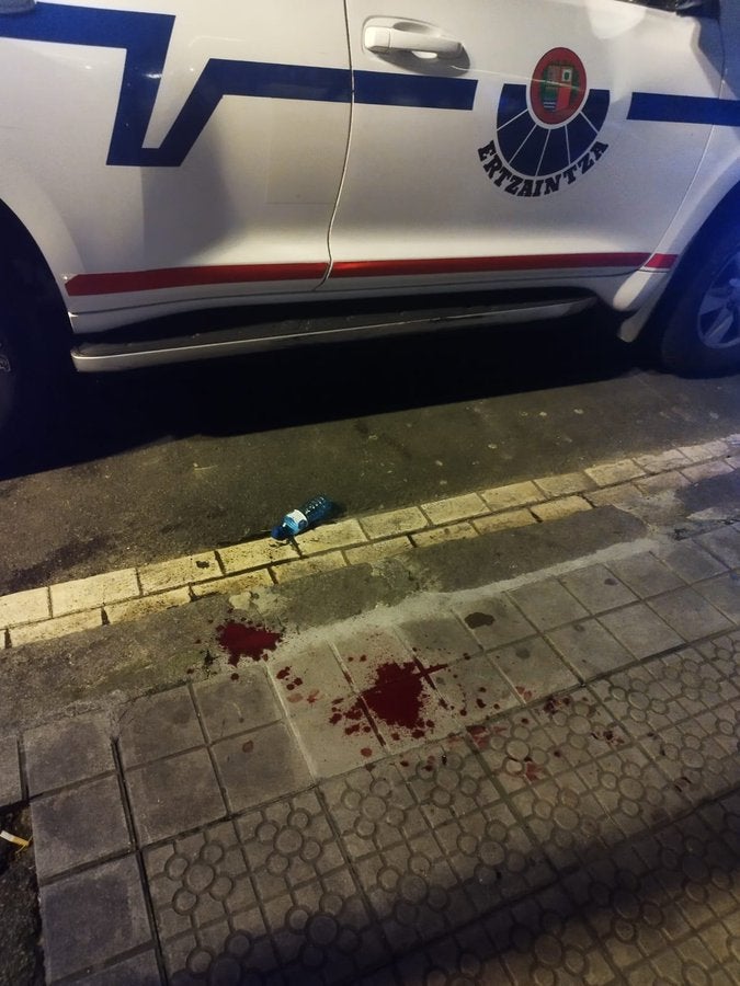 Restos de sangre que quedaron sobre la vía pública tras el altercado.