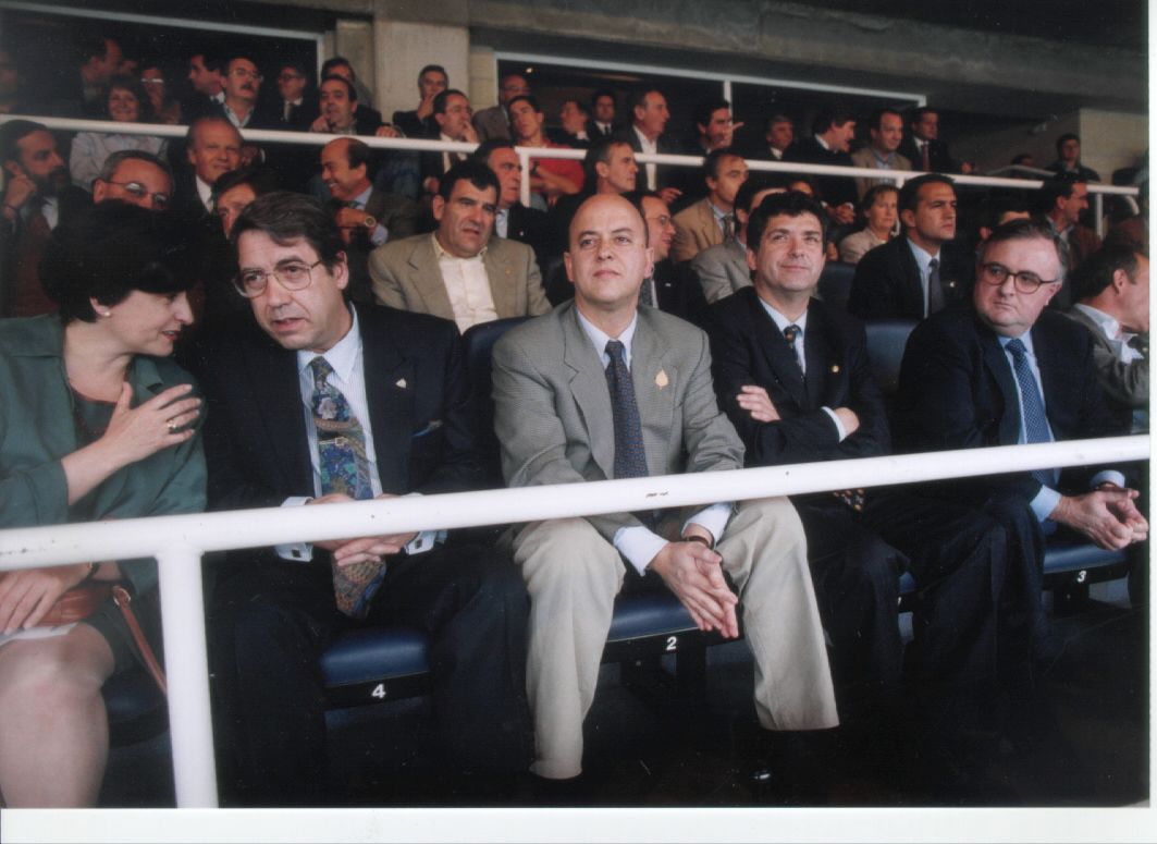 José María Arrate sentado junto a Odón Elorza en el palco de Anoeta un año después del 5-0.