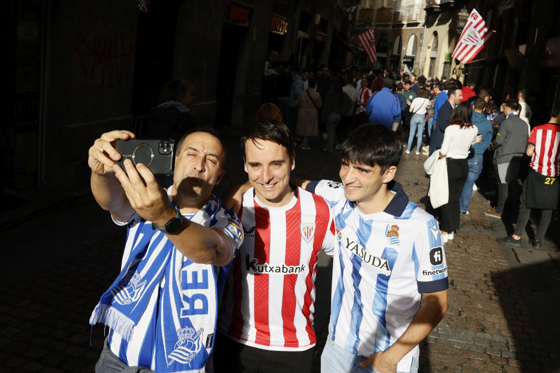 Buen ambiente para el derbi entre el Athletic y la Real