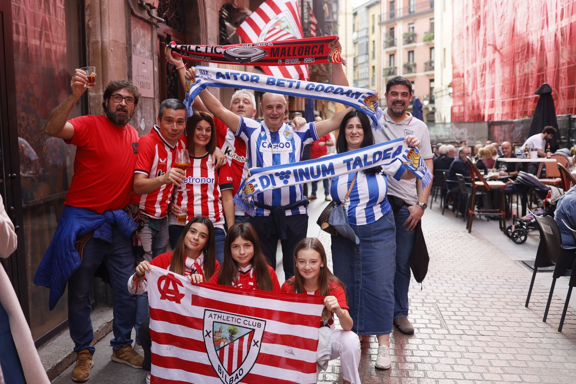 Buen ambiente para el derbi entre el Athletic y la Real