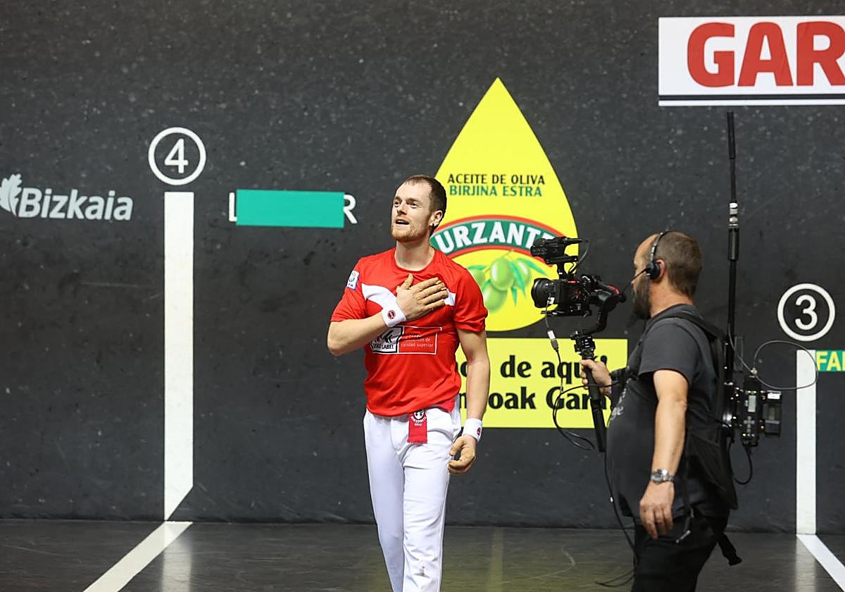 Unai Laso, celebra la victoria el frontón Bizkaia.