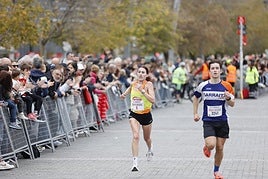 María José Pérez, segunda clasificada, a pocos metros de cruzar la meta en la plaza Pío Baroja.