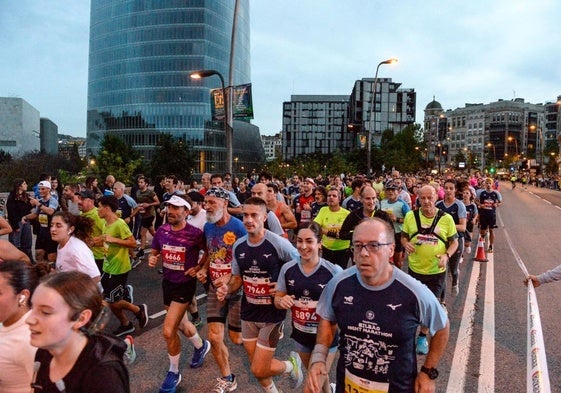 Una marea de atletas corre por el puente de Deusto.