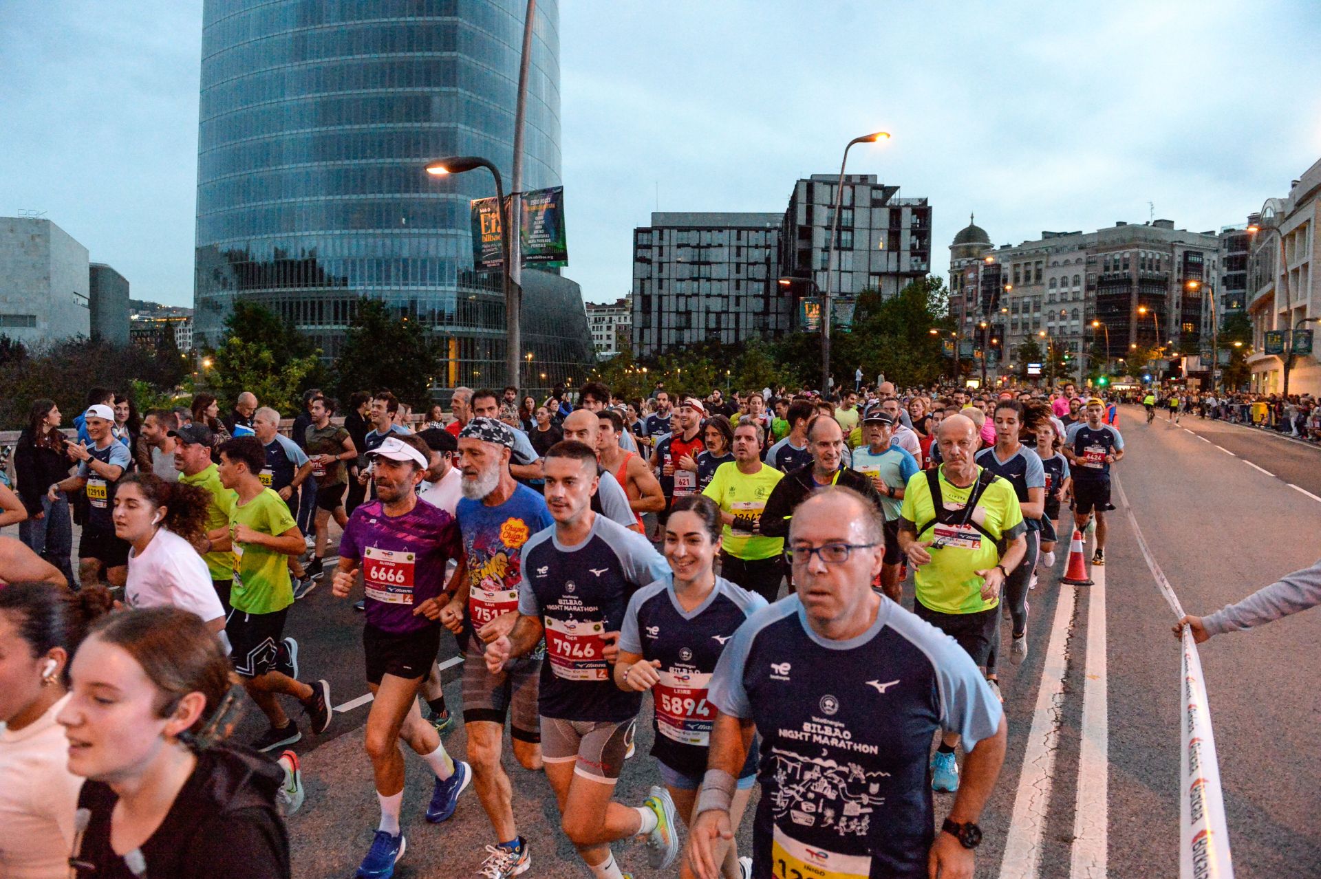 Una marea de atletas corre por el puente de Deusto.
