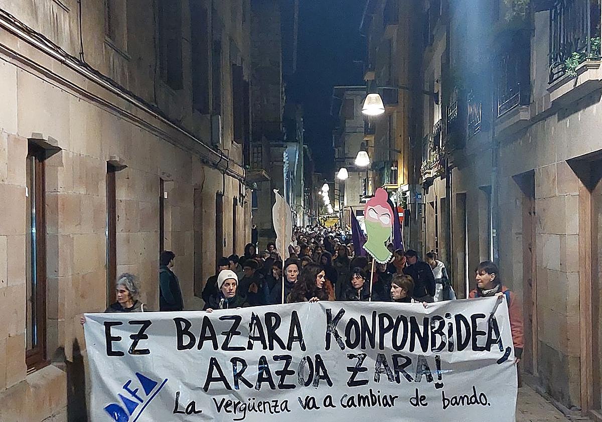 Imagen principal - Un acto de recuerdo en el espacio para mujeres asesinadas de la plaza Ambrosio Meabe, previa a la manifestación de esta tarde convocada por DAFA (Durangoko Autodefentsa Feminista Asanblada),