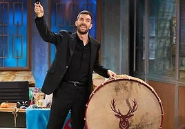 Broncano, con un tambor con la imagen de un ciervo.