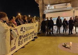 Junto al Puente Colgante varias decenas de personas han recordado a las 42 mujeres asesinadas este año por sus parejas.