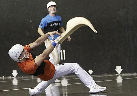 Urreisti se lanza al suelo para devolver un rebote ante la mirada de Manci