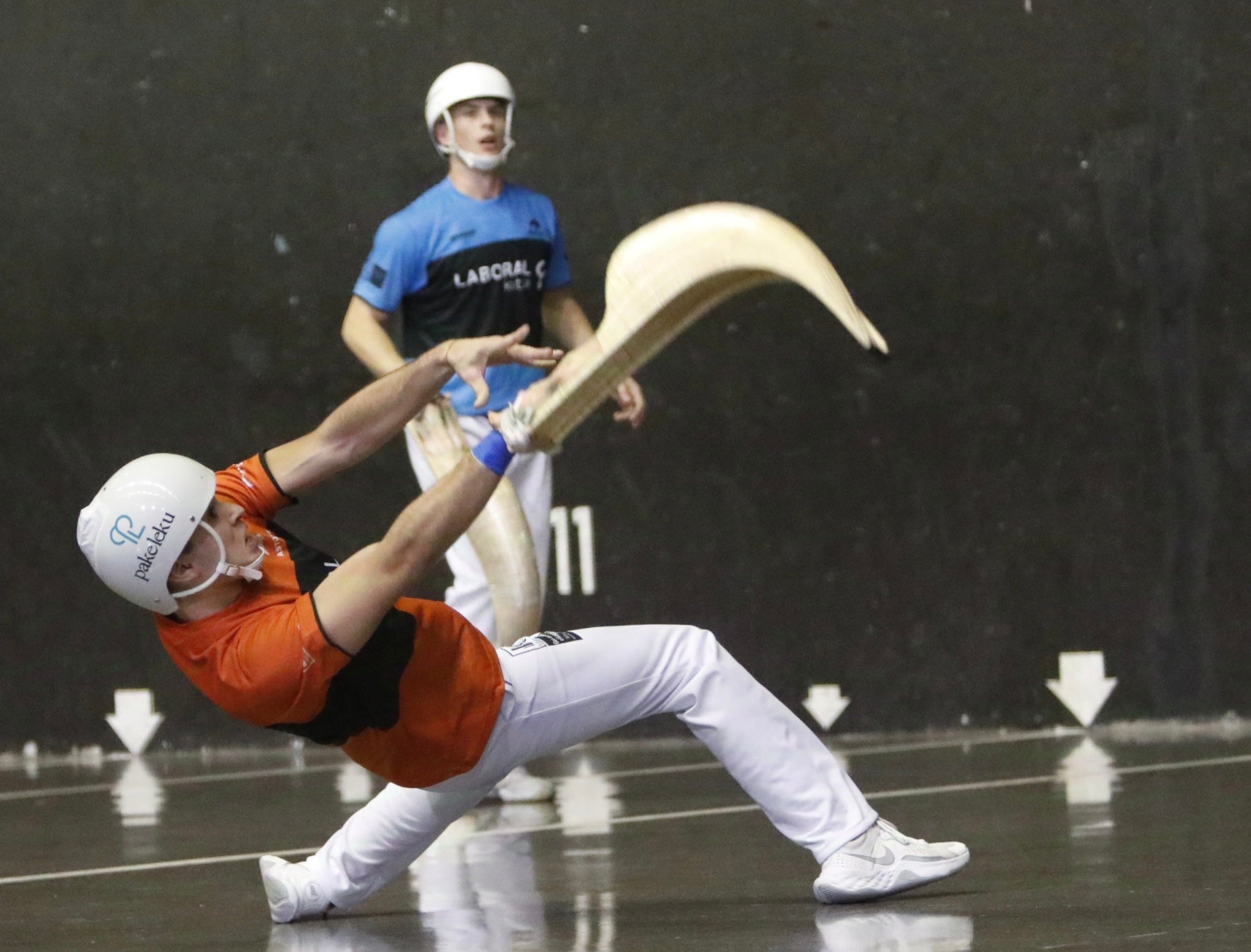 Urreisti se lanza al suelo para devolver un rebote ante la mirada de Manci
