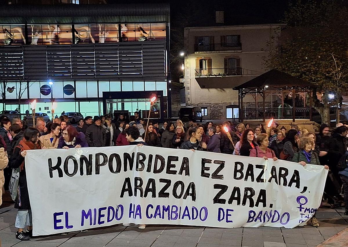 Imagen secundaria 1 - Imágenes de la inauguración del mural de Romualda Zuloaga y manifestación en Galdakao por el 25-N. 