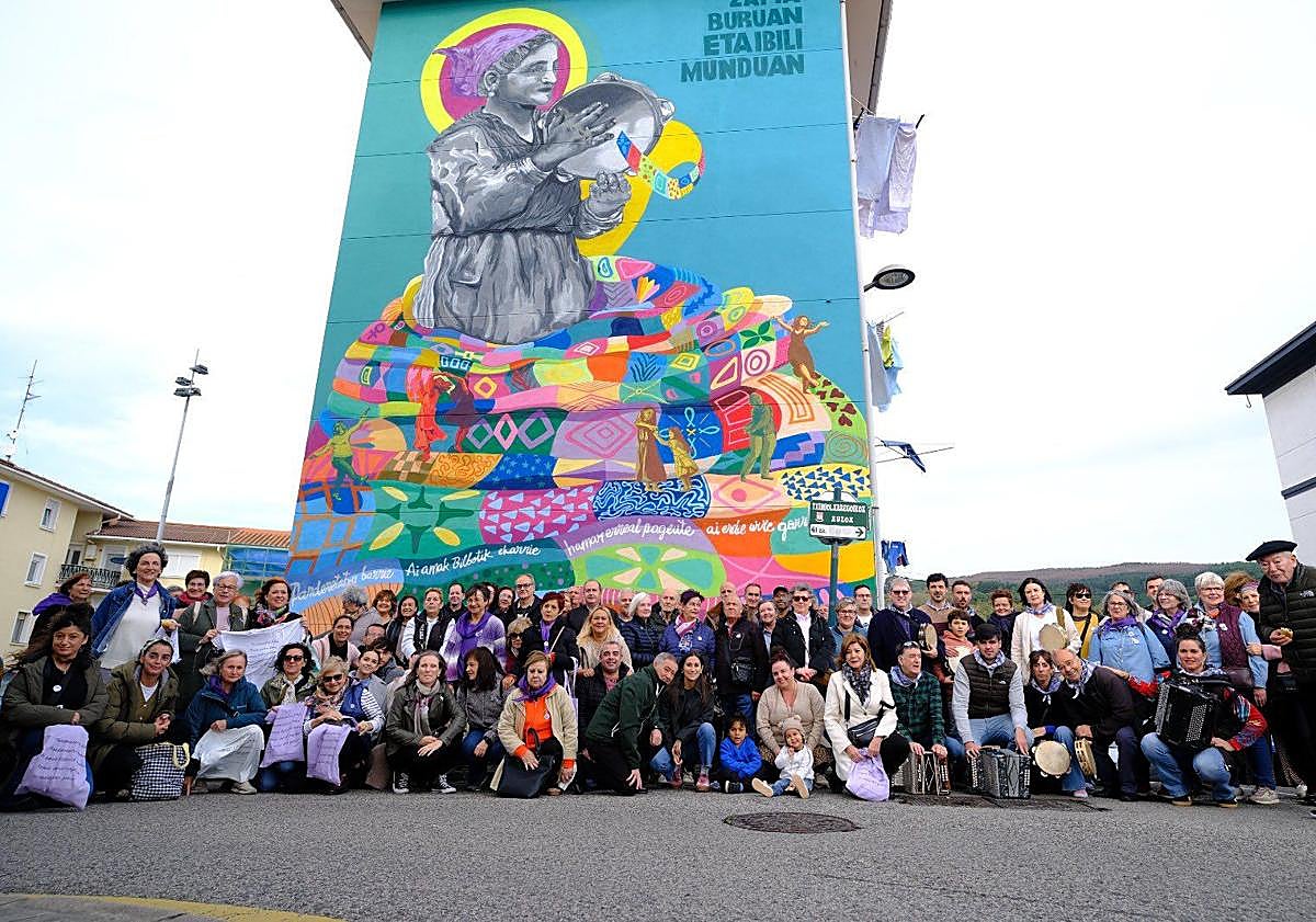 Imagen principal - Imágenes de la inauguración del mural de Romualda Zuloaga y manifestación en Galdakao por el 25-N. 
