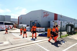 Trabajadores de Talgo saliendo de la fábrica vasca de la compañía en Álava