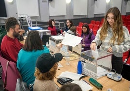 Una alumna vota en la Facultad de Letras en Vitoria.