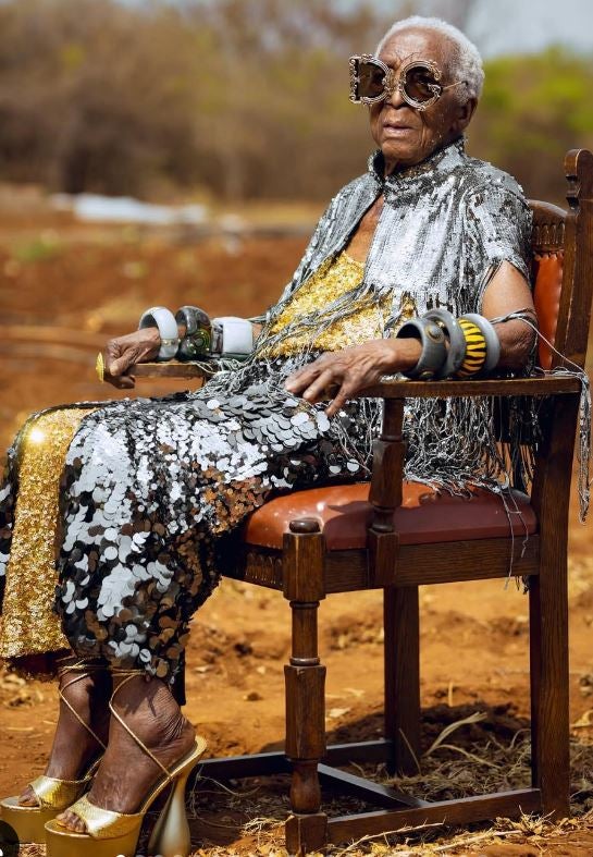 Margret, la abuela de Zambia que se ha convertido en un icono de estilo a sus 80 años