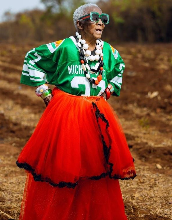 Margret, la abuela de Zambia que se ha convertido en un icono de estilo a sus 80 años