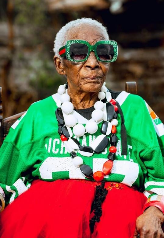 Margret, la abuela de Zambia que se ha convertido en un icono de estilo a sus 80 años