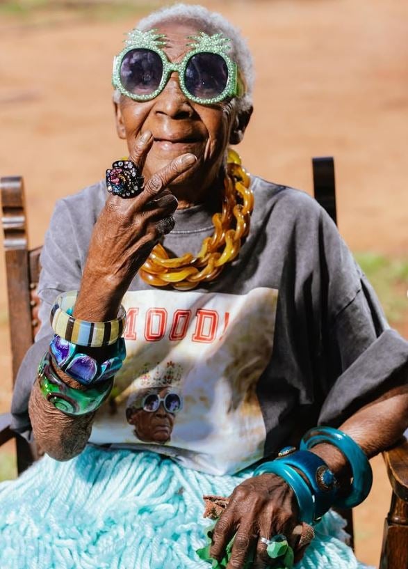 Margret, la abuela de Zambia que se ha convertido en un icono de estilo a sus 80 años