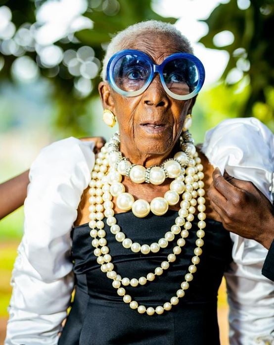 Margret, la abuela de Zambia que se ha convertido en un icono de estilo a sus 80 años
