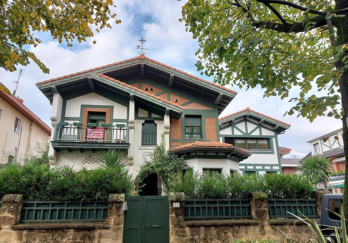 Una de las casas que el Gobierno vasco insta a proteger dentro del catálogo de patrimonio en el barrio de Las Arenas.