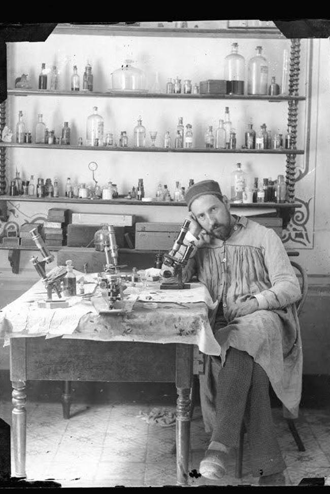 Autorretrato. Santiago Ramón y Cajal, con parte de su material de investigación.