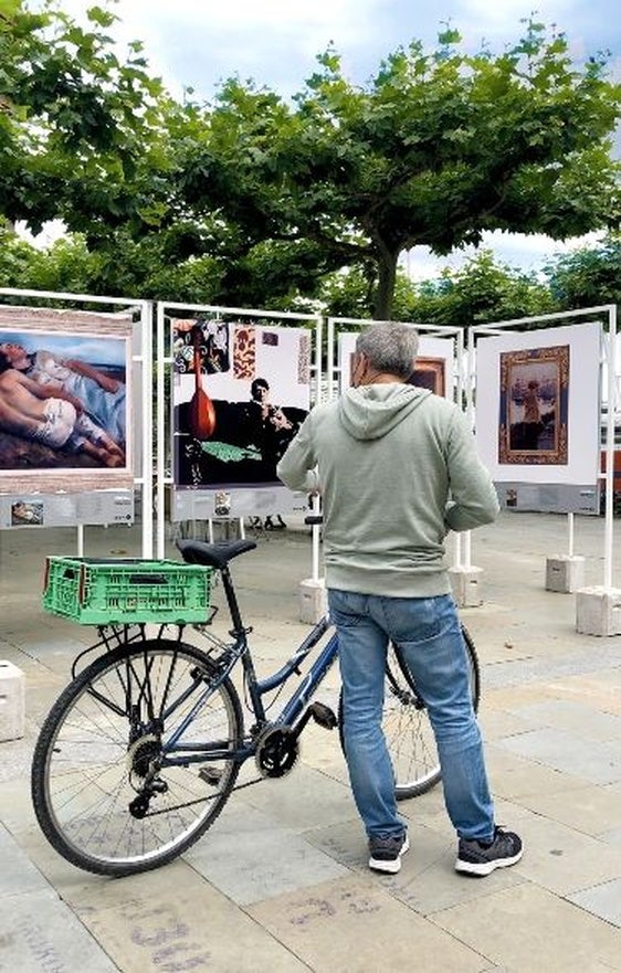 Un hombre contempla la exposición que permanecerá en Markina durante una semana.