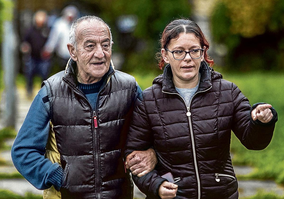 Padre e hija pasean por el centro de Reinosa, donde ahora residen.