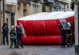 Bomberos en una intervención en Vitoria con un colchón de rescate.