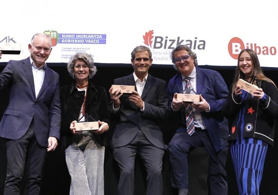 Los representantes de las cinco firmas galardonadas en la quinta edición de DigitalTek: Eduardo Saiz (La Salve), Matxalen Uriarte (Universal Omics), Danel Madariaga (Ingeteam), Rubén Fernández de Luna (Fhimasa) y Alba Feijoo (SKFK).