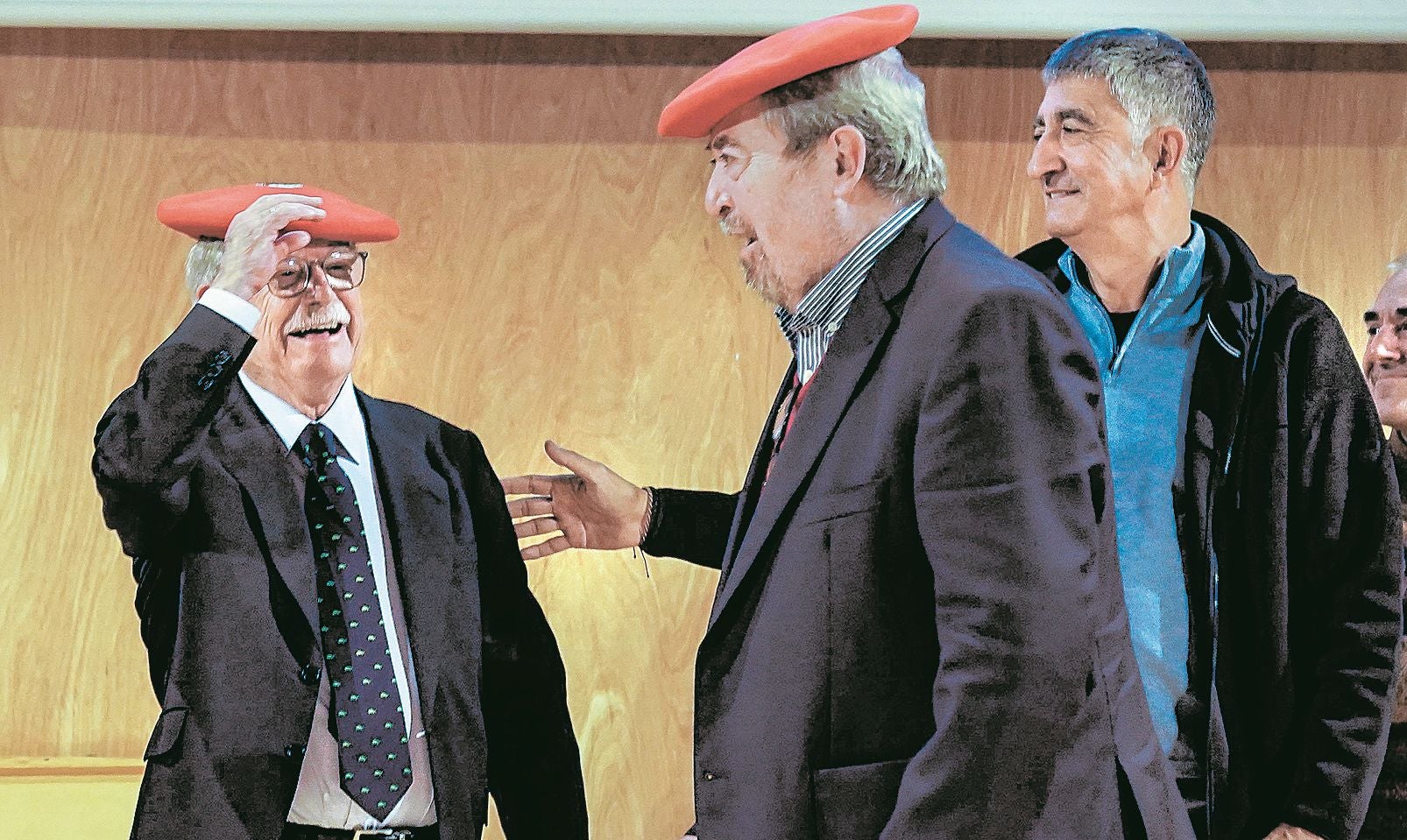 El sindicato entregó a los jueces Giménez y Belloch sendas txapelas rojas del uniforme de la Ertzaintza.