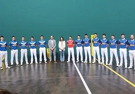 Pelotaris participantes, con los responsables institucionales y patrocinadores en el presentación.