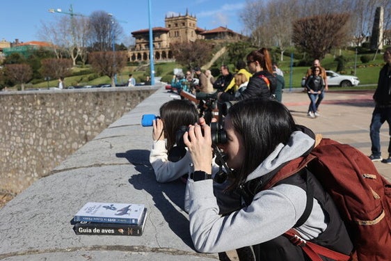 Unas jóvenes participan en una jornada anterior de avistamiento de pájaros.