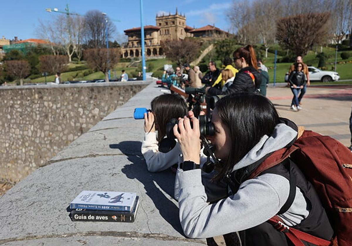 Unas jóvenes participan en una jornada anterior de avistamiento de pájaros.