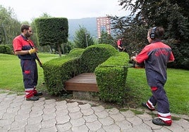 Varios trabajadores de Usoa, en una imagen de archivo, realizando labores en el jardín botánico.