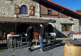 Peru Hernando Goitia, a la derecha, en el bar del Yermo que abrirá el 11 de diciembre.