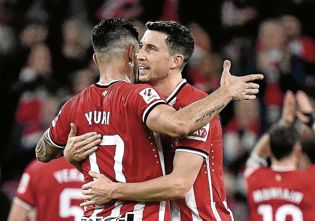 El capitán Óscar de Marcos (35 años) y Yuri Berchiche (34) celebran la última victoria del Athletic.
