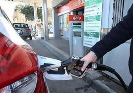 El bulo sobre la multa por repostar tú mismo en la gasolinera