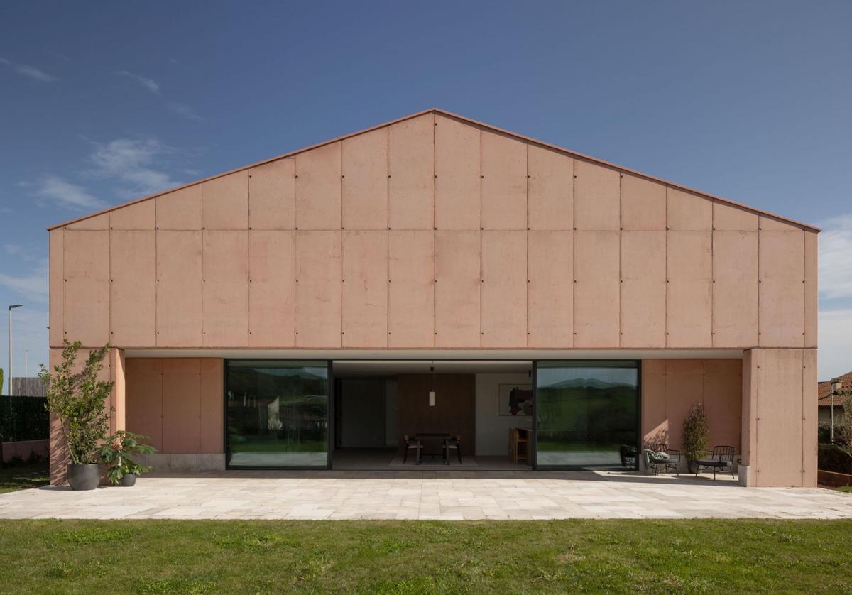 ¿Un caserío rosa? El chalet estiloso de una pareja y sus dos hijos en Barrika